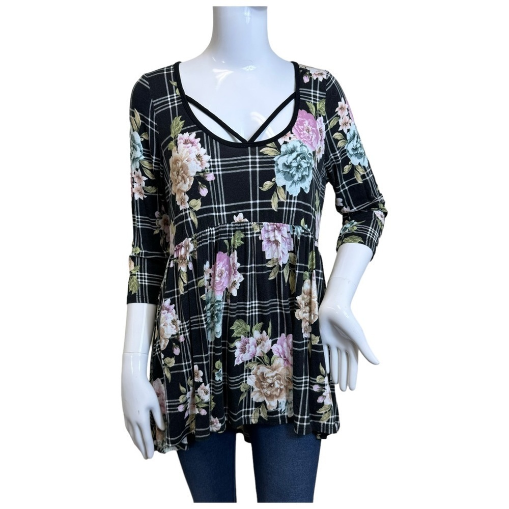 Torrid Super Soft Knits size 00 black blouse with flowers